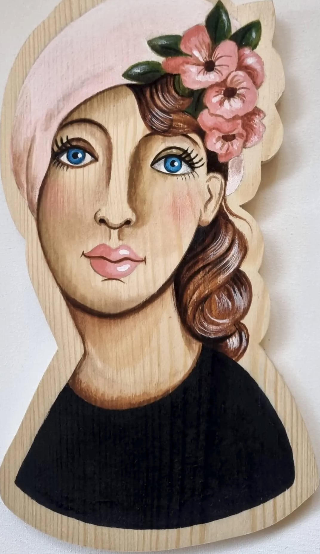 Portrait sur bois n° 4, bois découpé et peint à la main, par Laure C.