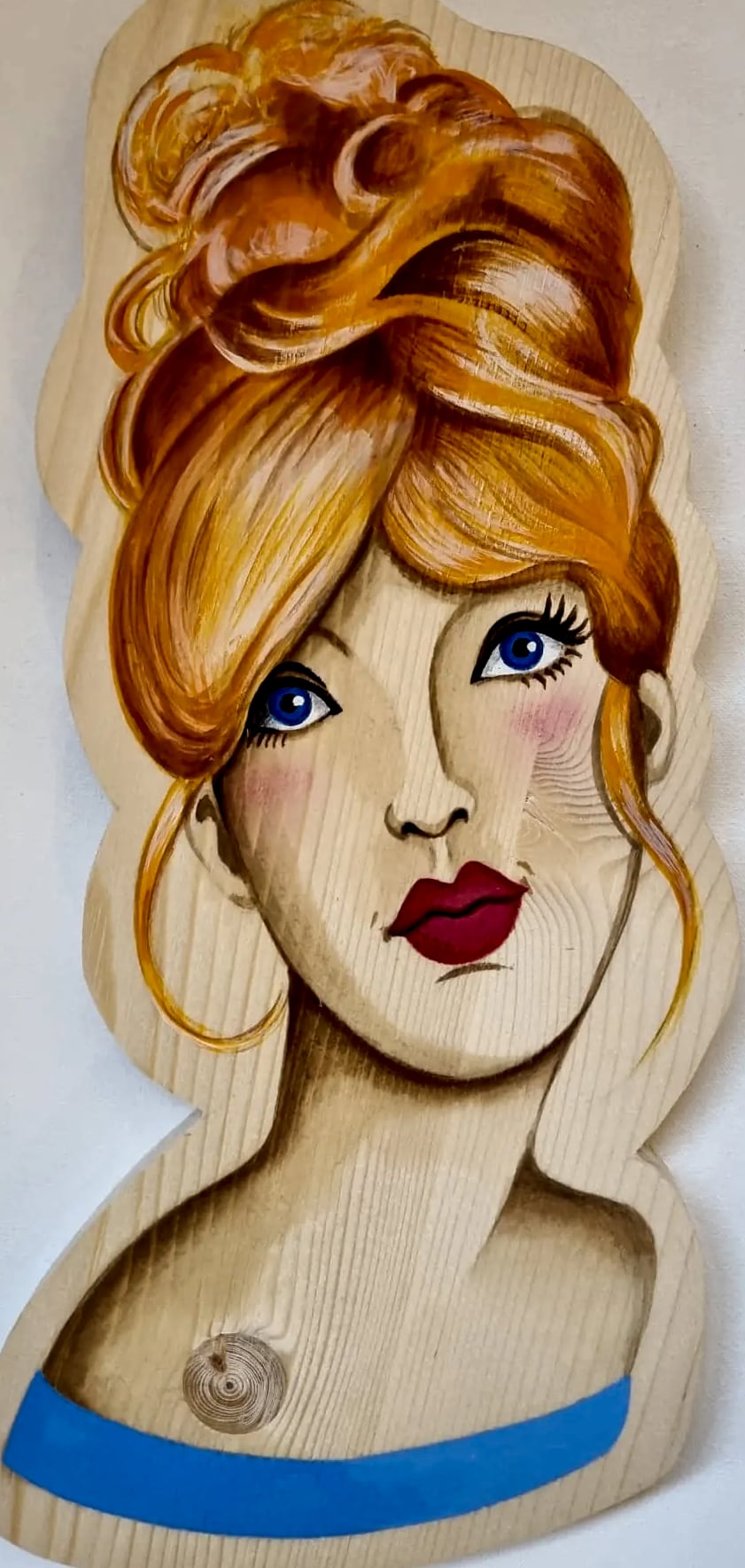 Portrait sur bois n° 6, bois découpé et peint à la main, par Laure C.