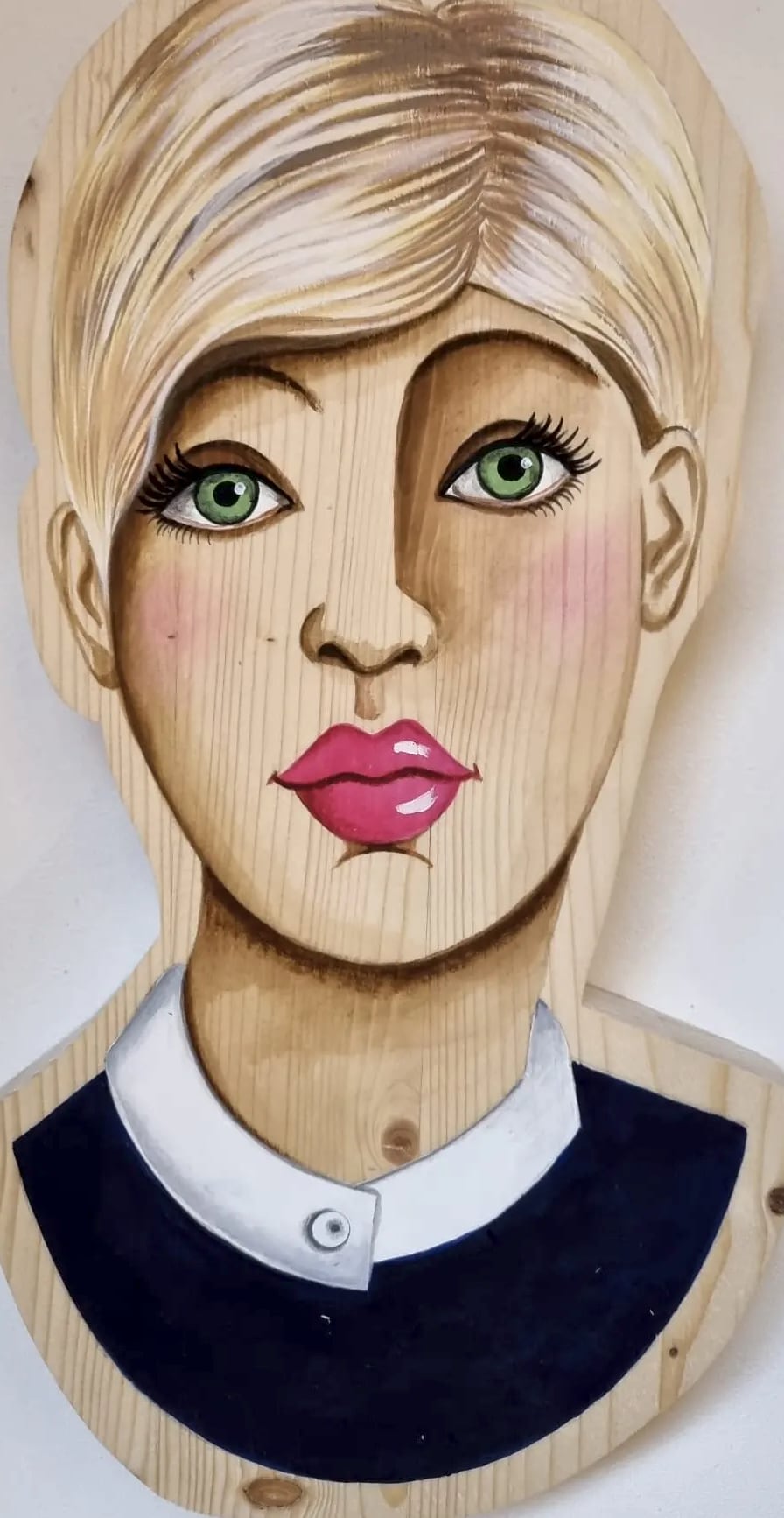 Portrait sur bois n° 8, bois découpé et peint à la main, par Laure C.