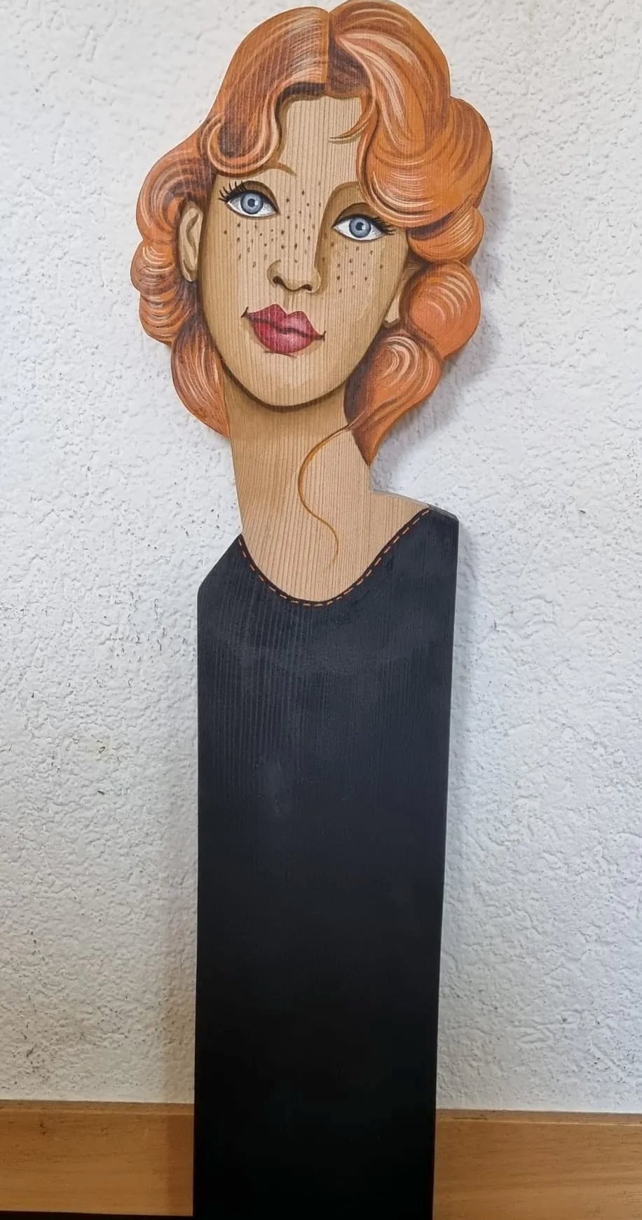 Statuette n° 17, bois découpé et peint à la main, par Laure C.