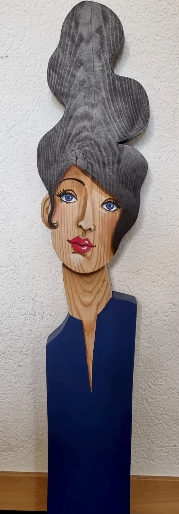 Statuette n° 18, bois découpé et peint à la main, par Laure C.
