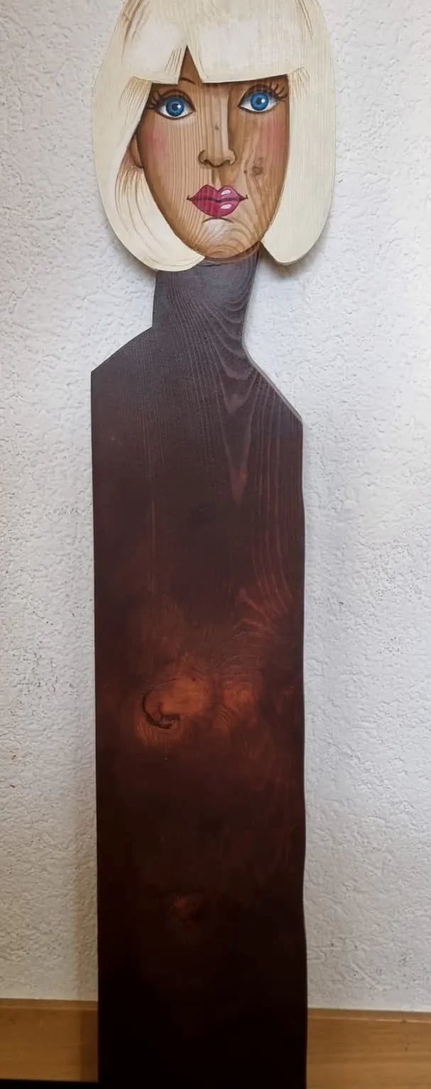Statuette n° 19, bois découpé et peint à la main, par Laure C.