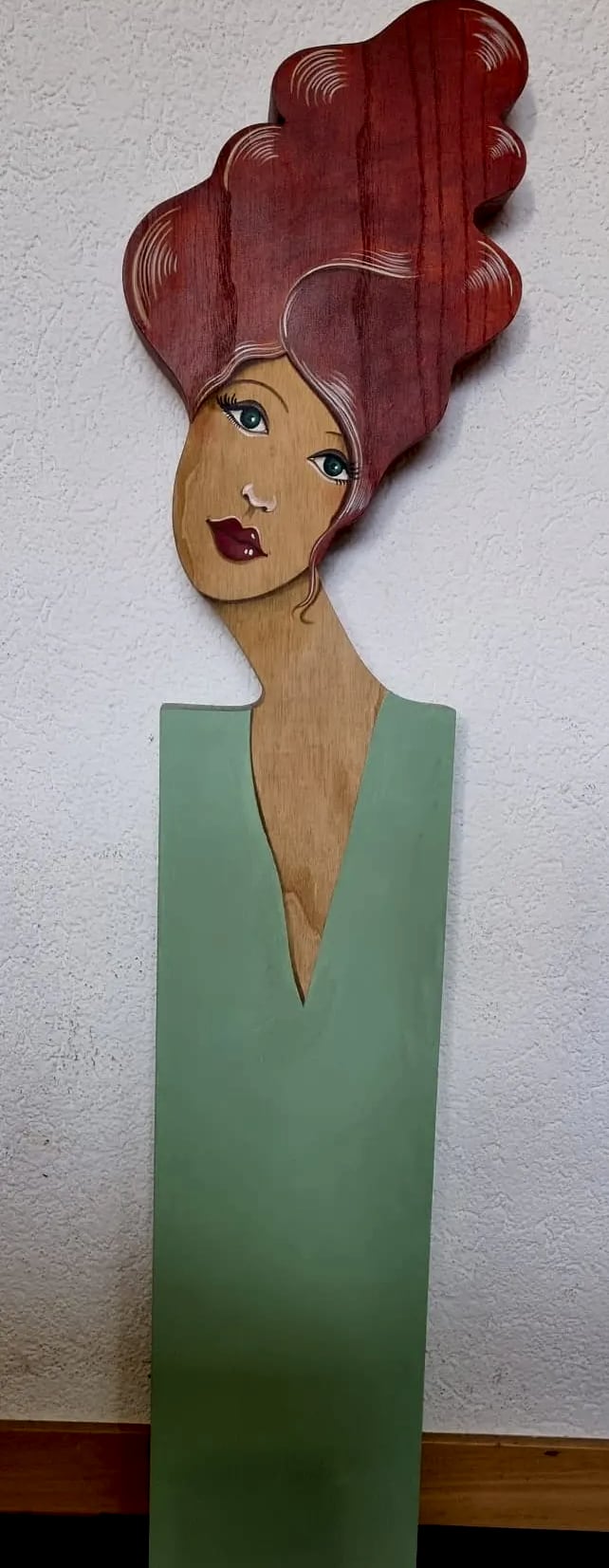 Statuette n° 21, bois découpé et peint à la main, par Laure C.