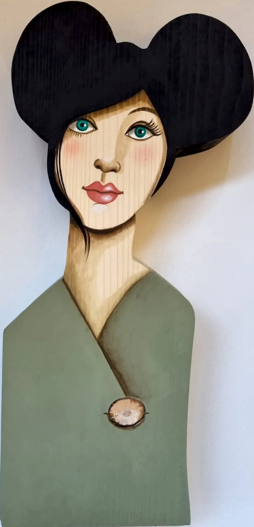 Statuette n° 13, bois découpé et peint à la main, par Laure C.