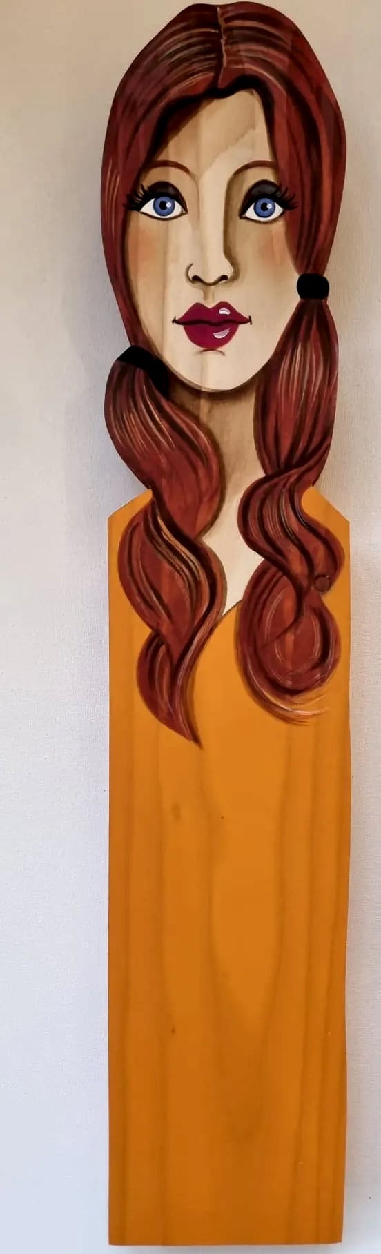Statuette n° 14, bois découpé et peint à la main, par Laure C.
