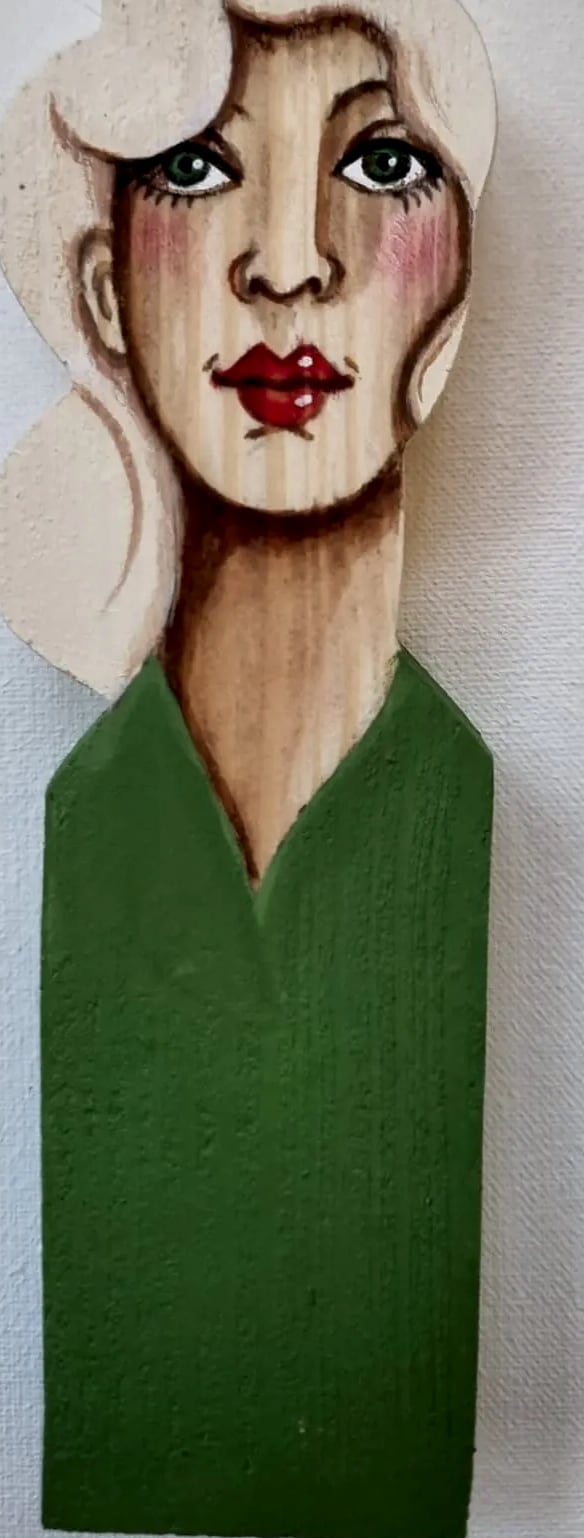 Statuette n° 8, bois découpé et peint à la main, par Laure C.