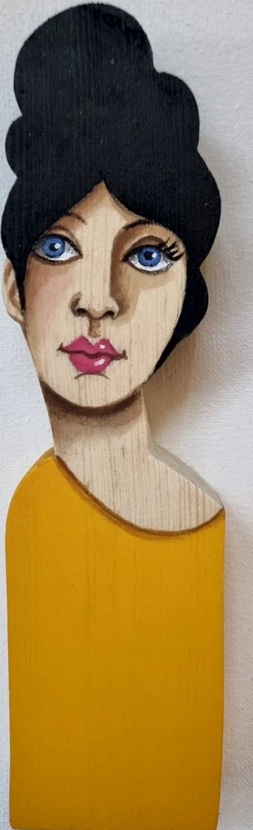 Statuette n° 3, bois découpé et peint à la main, par Laure C.
