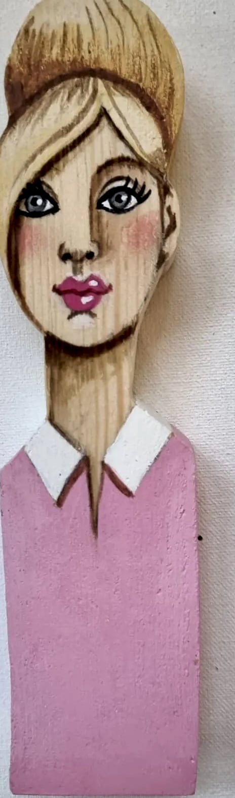 Statuette n° 24, bois découpé et peint à la main, par Laure C.