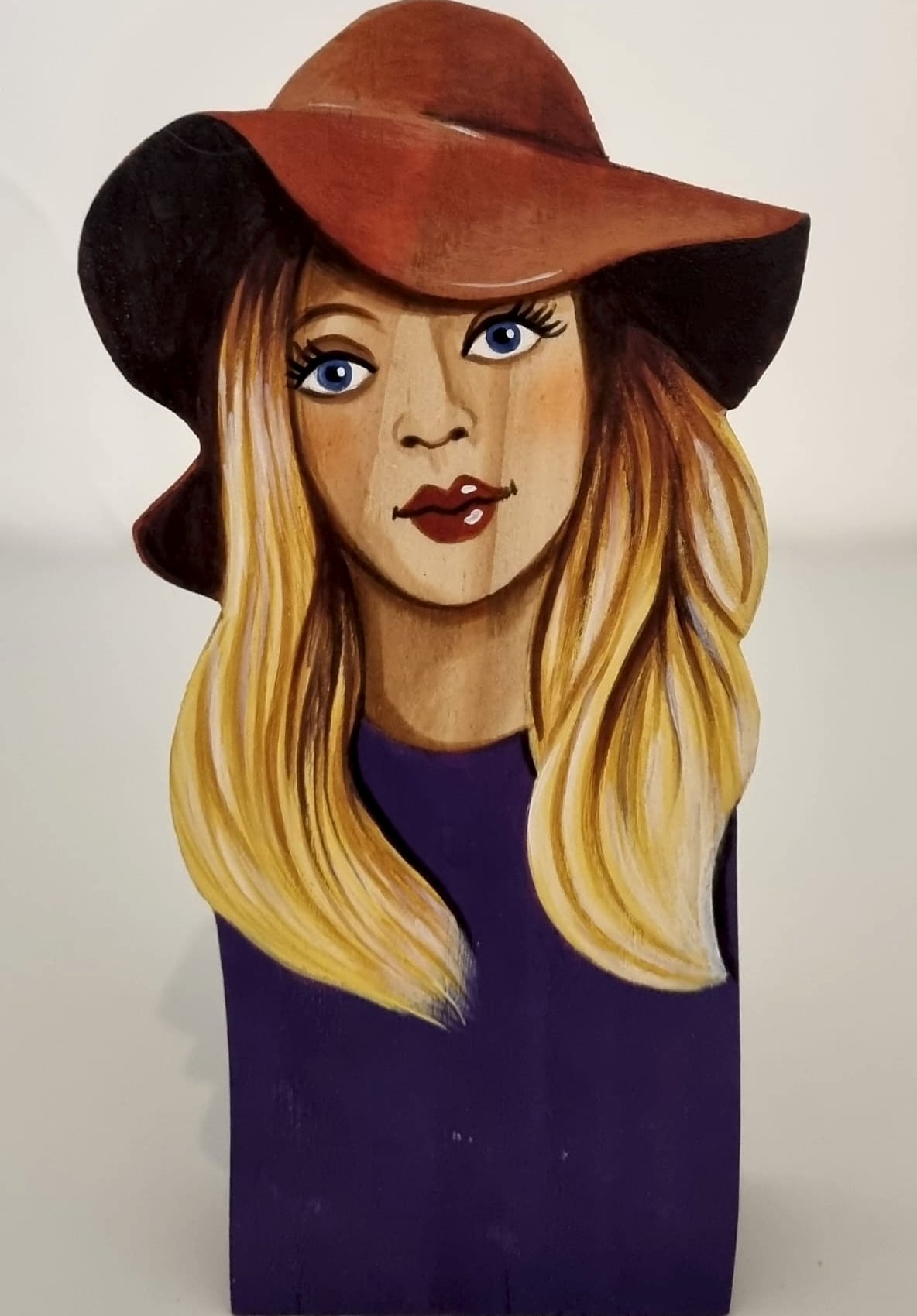 Statuette 2026 n° 2, bois découpé et peint à la main, par Laure C.