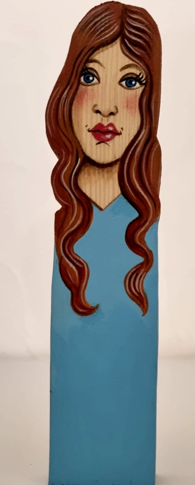 Statuette 2026 n° 6, bois découpé et peint à la main, par Laure C.