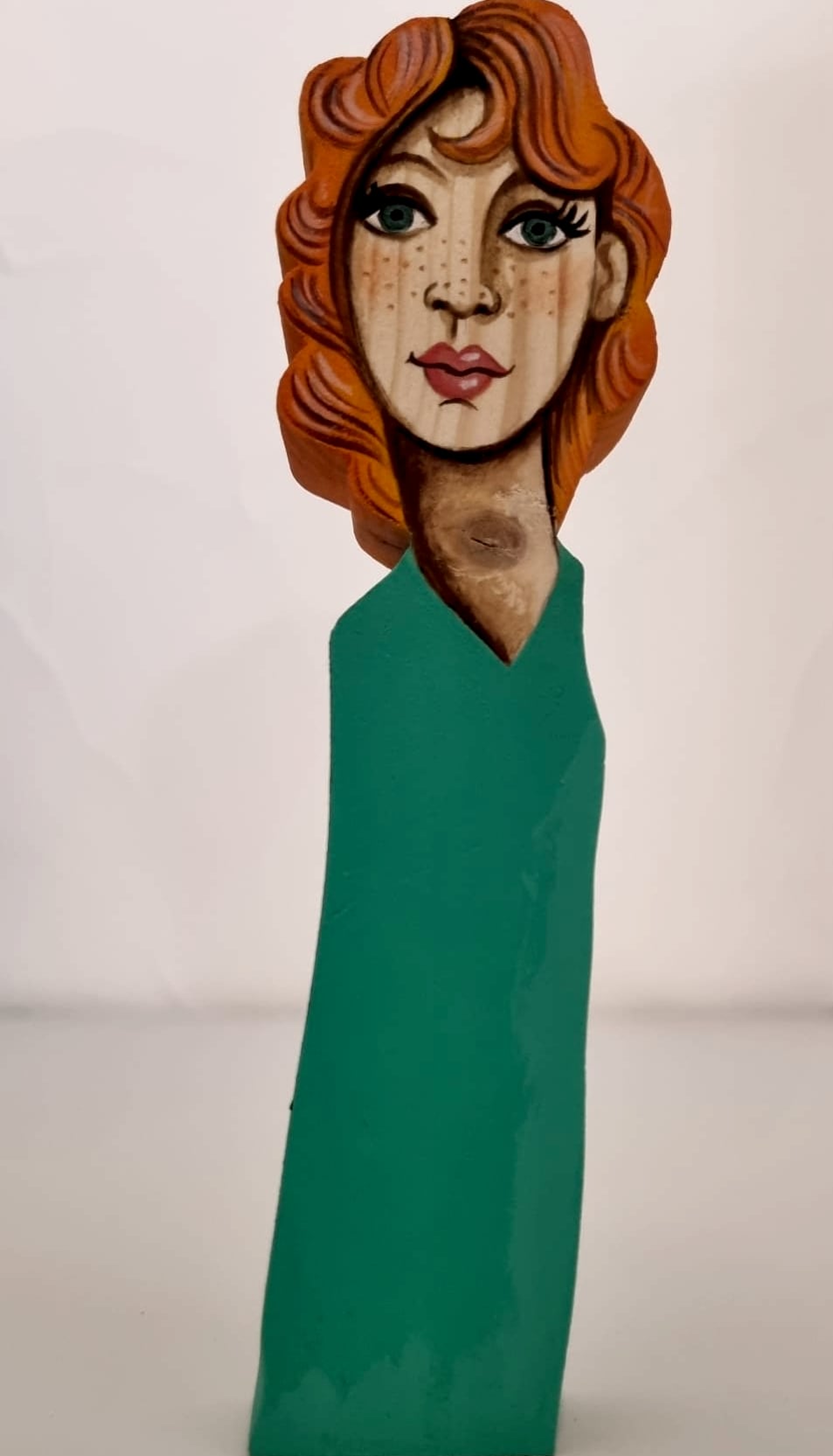 Statuette 2026 n° 8, bois découpé et peint à la main, par Laure C.