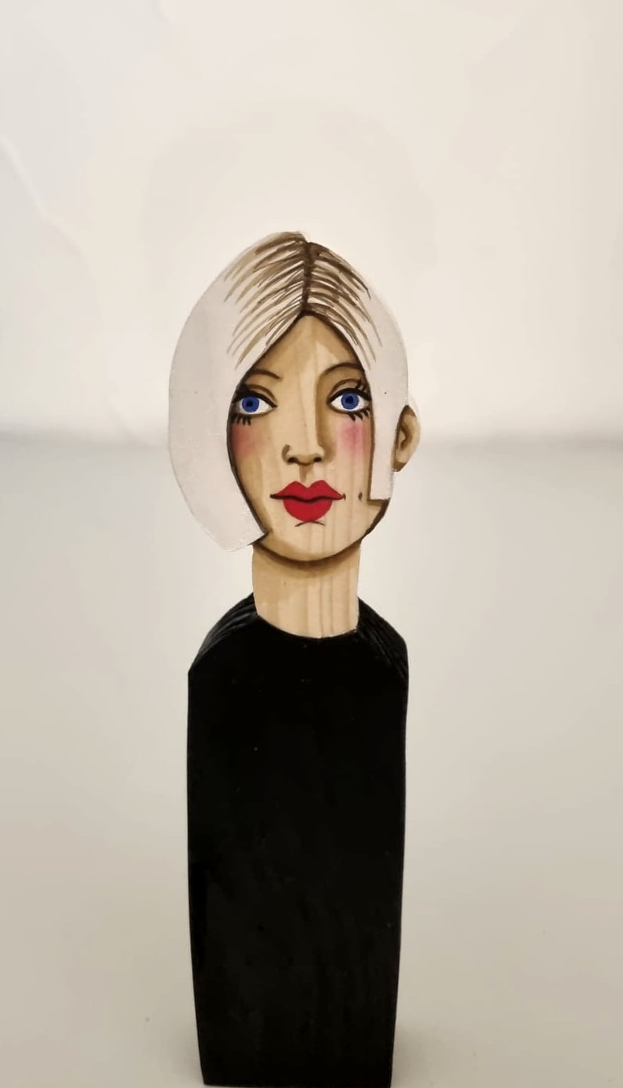 Statuette 2026 n° 10, bois découpé et peint à la main, par Laure C.