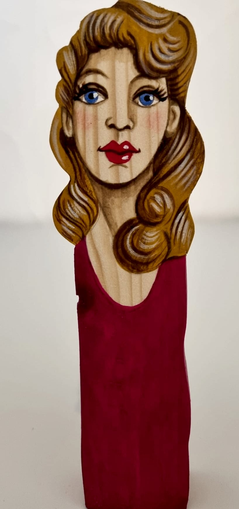 Statuette 2026 n° 12, bois découpé et peint à la main, par Laure C.