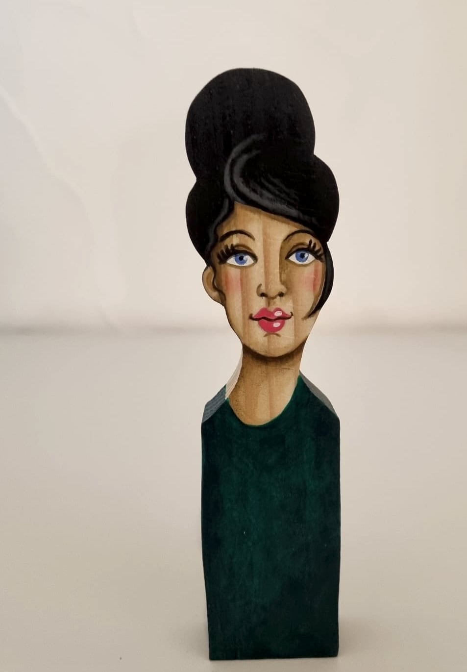 Statuette 2026 n° 14, bois découpé et peint à la main, par Laure C.