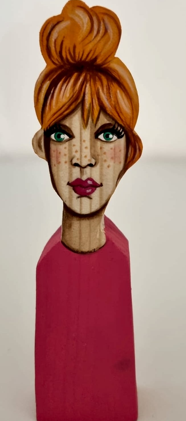 Statuette 2026 n° 16, bois découpé et peint à la main, par Laure C.