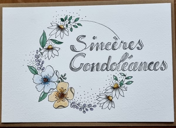 Carte Sincères condoléances, fleurs pâles, aquarelle et calligraphie sur papier, par Laure C.