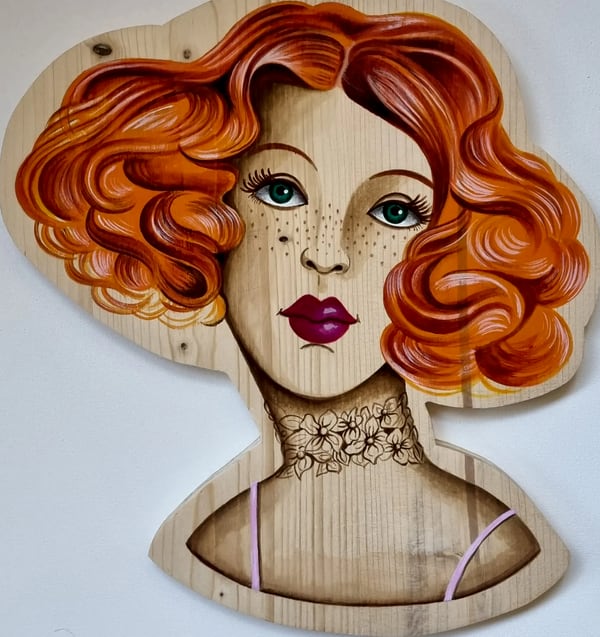 Portrait sur bois n° 2, bois découpé et peint à la main, par Laure C.