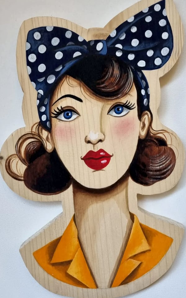 Portrait sur bois n° 3, bois découpé et peint à la main, par Laure C.