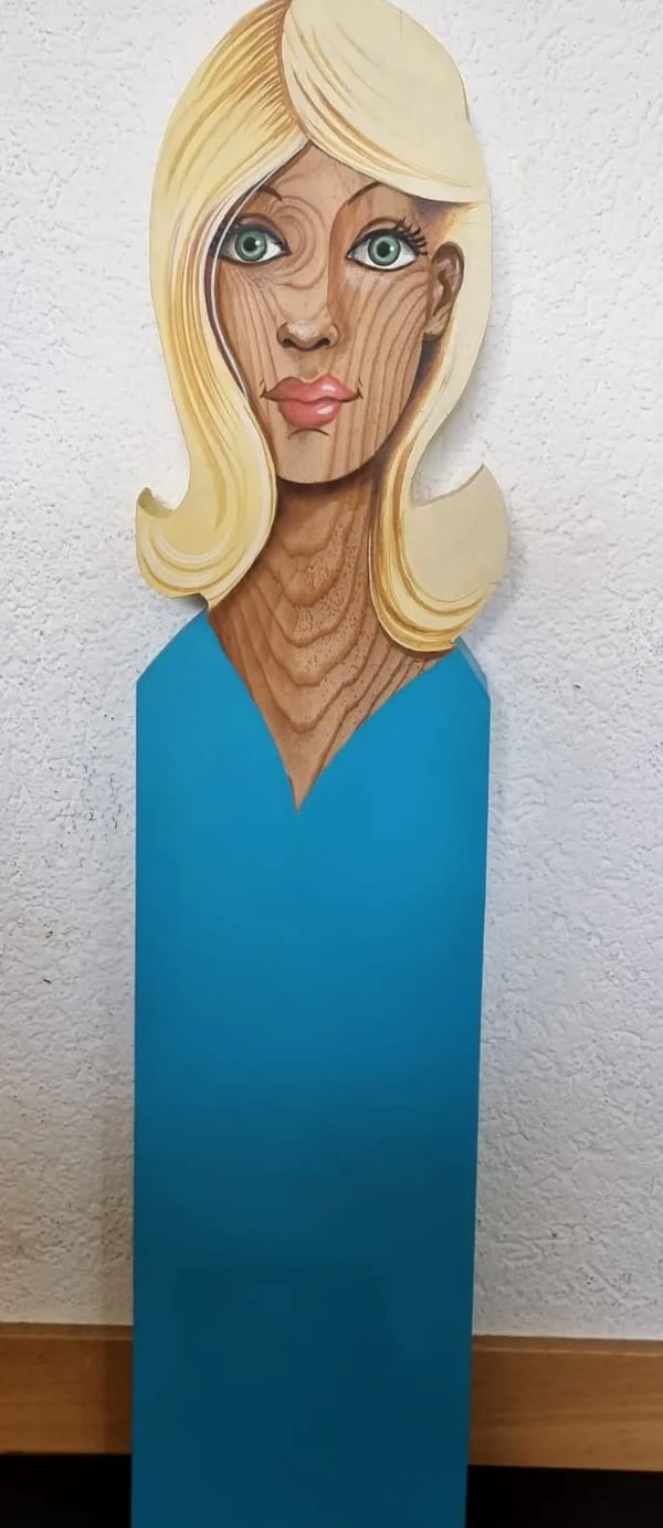 Statuette n° 22, bois découpé et peint à la main, par Laure C.