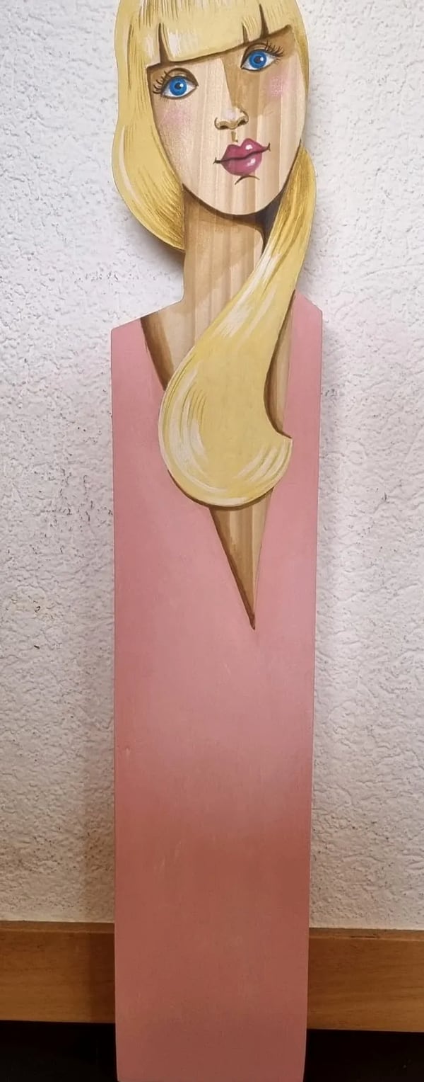 Statuette n° 16, bois découpé et peint à la main, par Laure C.