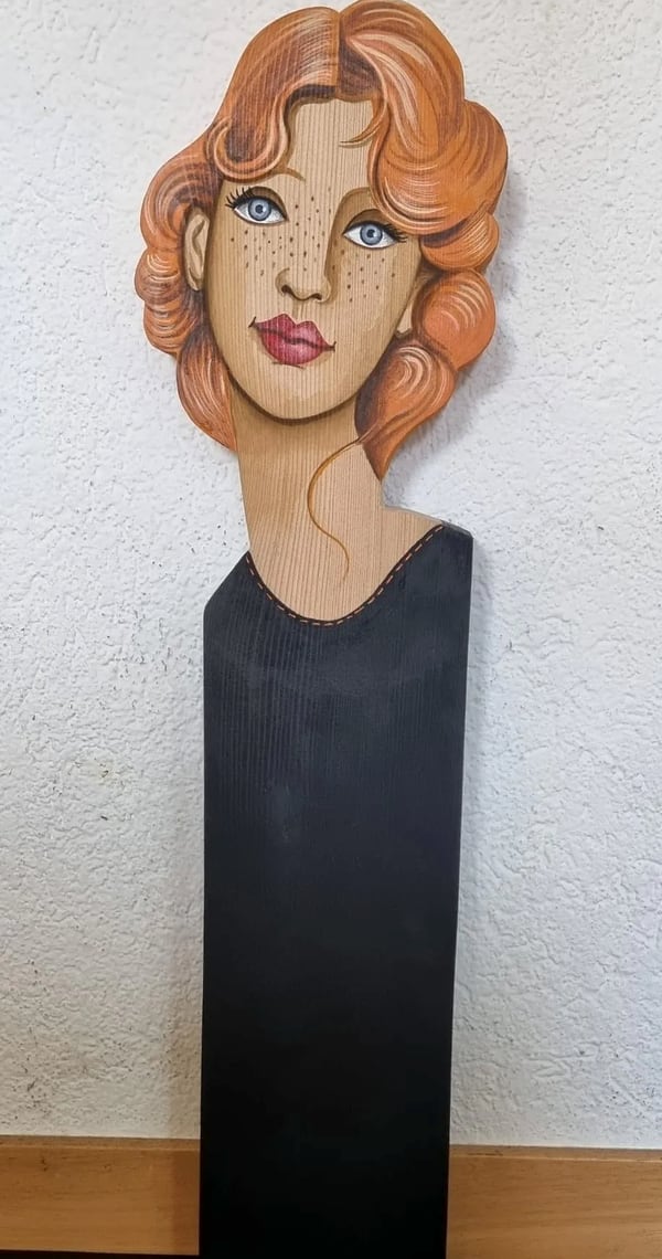 Statuette n° 17, bois découpé et peint à la main, par Laure C.