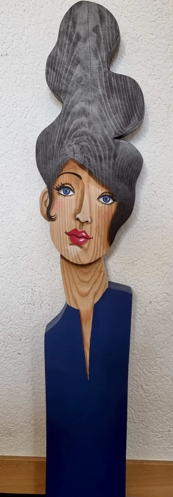 Statuette n° 18, bois découpé et peint à la main, par Laure C.
