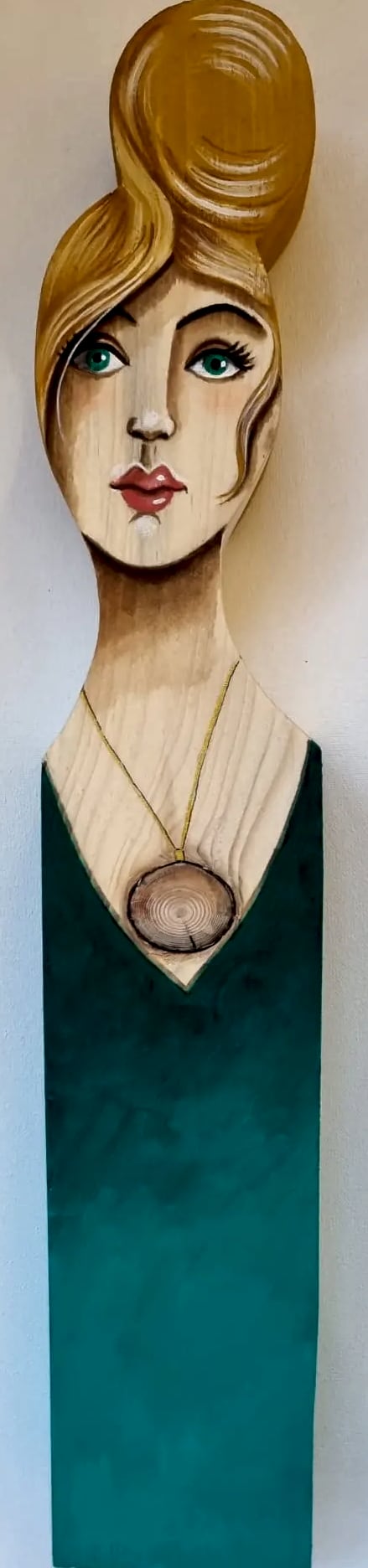 Statuette n° 15, bois découpé et peint à la main, par Laure C.