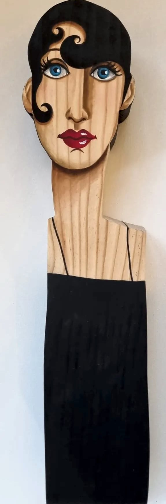 Statuette n° 4, bois découpé et peint à la main, par Laure C.