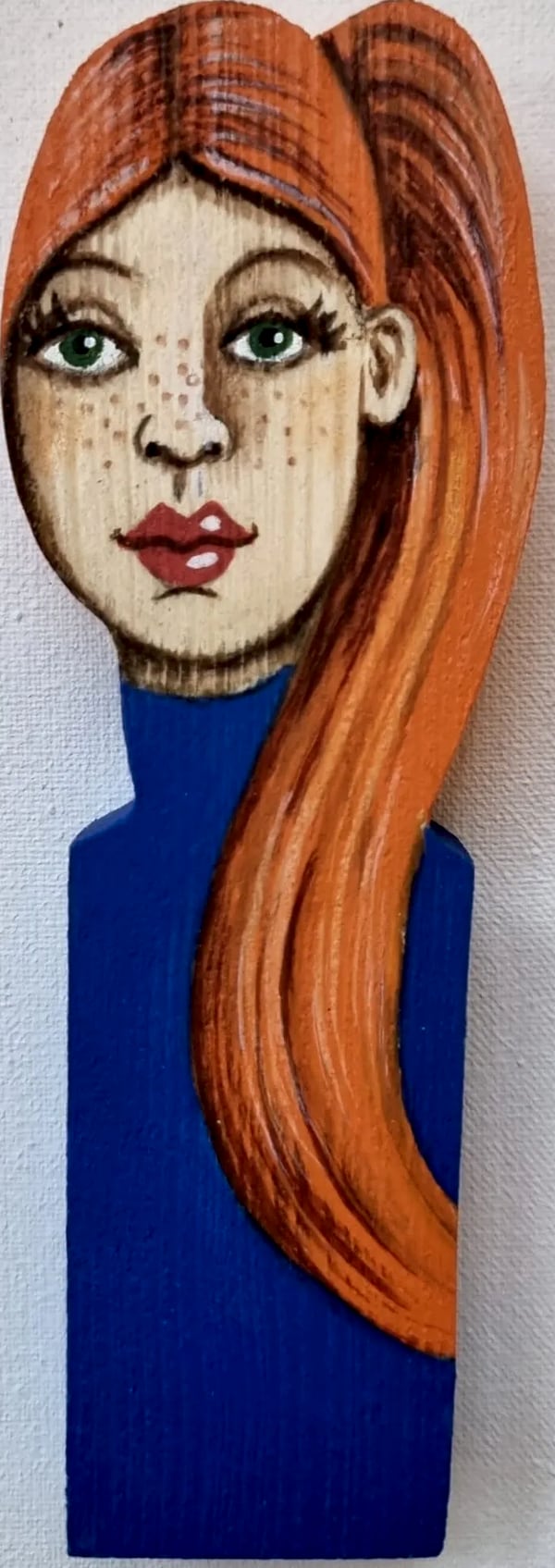 Statuette n° 2, bois découpé et peint à la main, par Laure C.