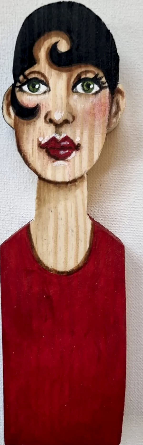 Statuette n° 23, bois découpé et peint à la main, par Laure C.