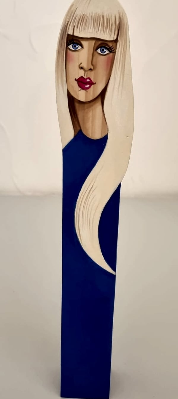 Statuette 2026 n° 1, bois découpé et peint à la main, par Laure C.