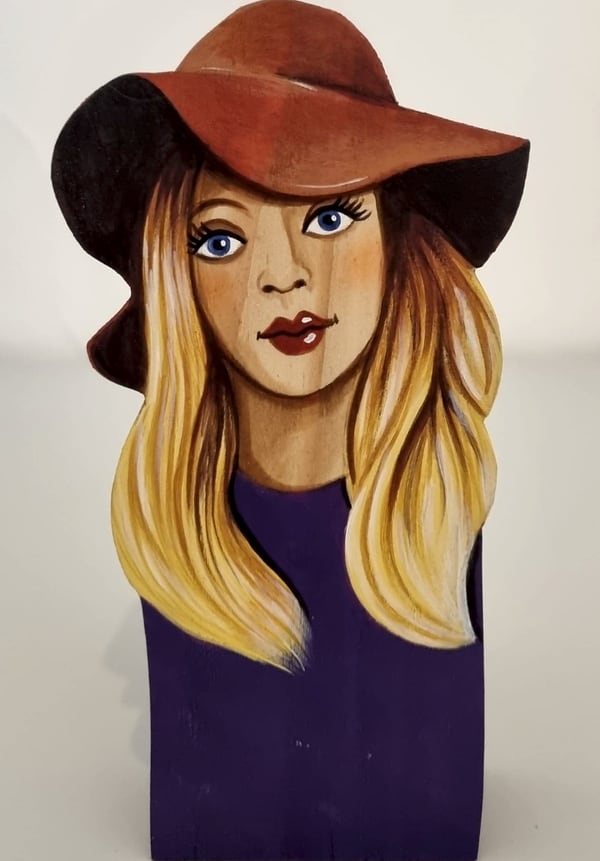 Statuette 2026 n° 2, bois découpé et peint à la main, par Laure C.