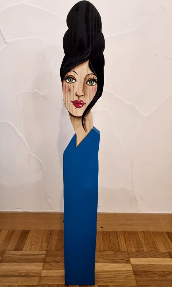 Statuette 2026 n° 4, bois découpé et peint à la main, par Laure C.