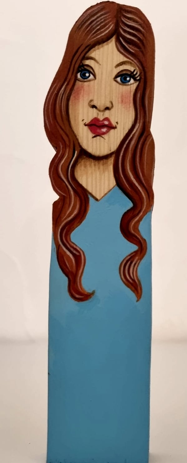 Statuette 2026 n° 6, bois découpé et peint à la main, par Laure C.
