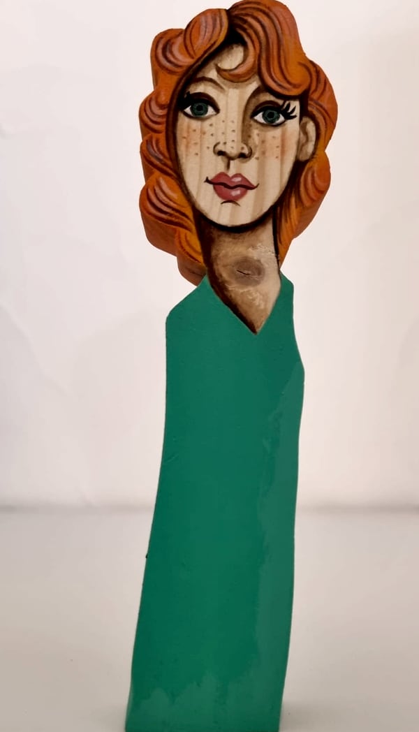 Statuette 2026 n° 8, bois découpé et peint à la main, par Laure C.
