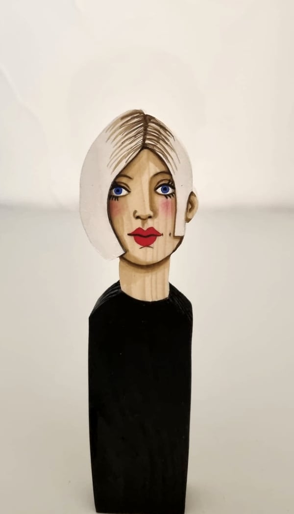 Statuette 2026 n° 10, bois découpé et peint à la main, par Laure C.