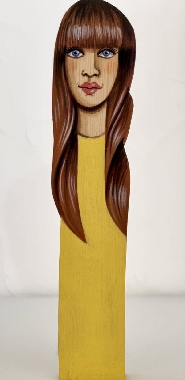 Statuette 2026 n° 11, bois découpé et peint à la main, par Laure C.
