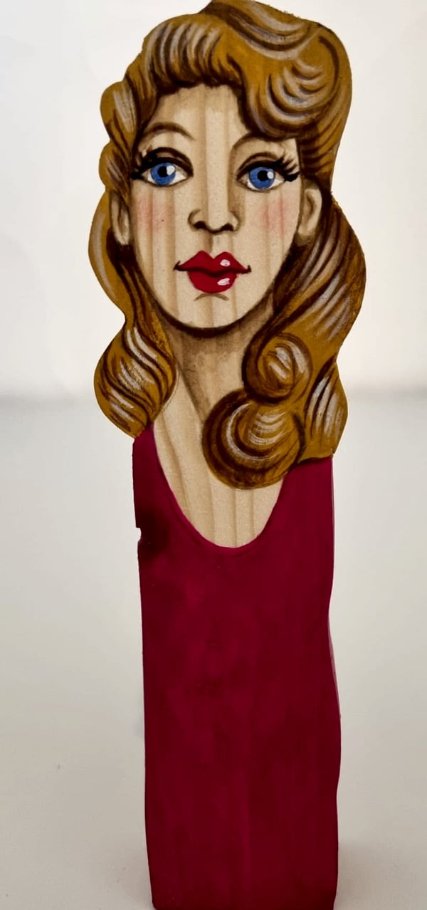 Statuette 2026 n° 12, bois découpé et peint à la main, par Laure C.