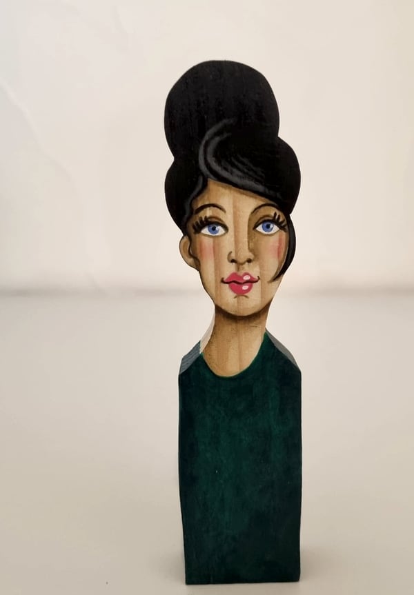 Statuette 2026 n° 14, bois découpé et peint à la main, par Laure C.