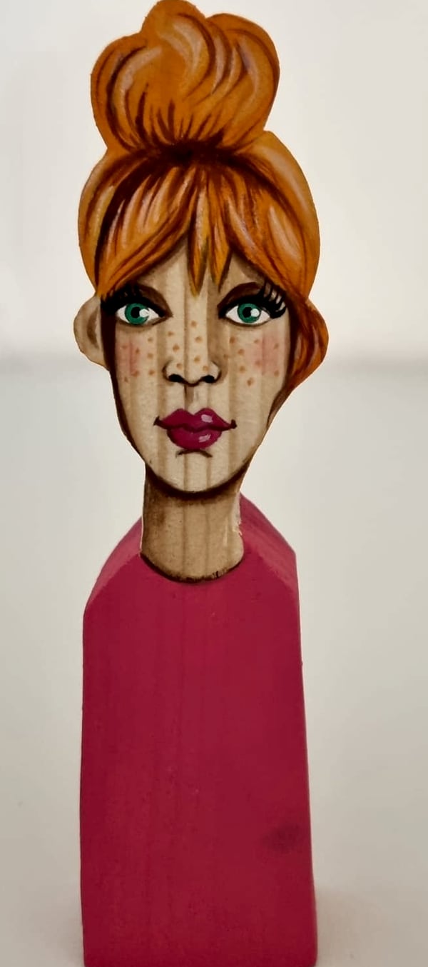 Statuette 2026 n° 16, bois découpé et peint à la main, par Laure C.