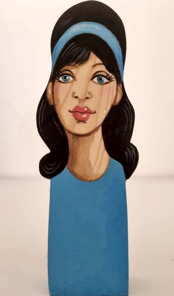 Statuette 2026 n° 17, bois découpé et peint à la main, par Laure C.